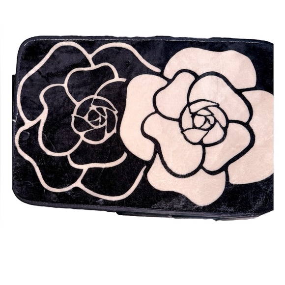 Elevate Your Space with Timeless Elegance: Black Cream Camellia flower rugs - Picture 11 of 13